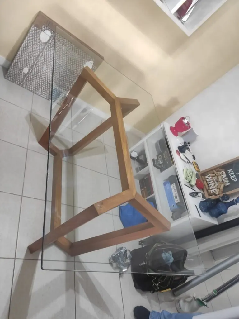 Envelopamento de mesa de vidro