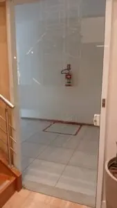 Como tampar vidro de porta