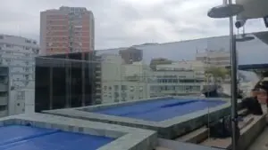 Película espelhada em cobertura com piscina