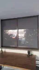 Película leitosa em janela de vidro