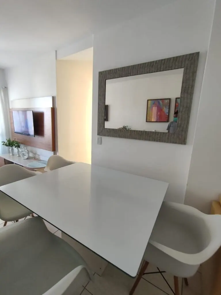 Película Branca em Mesa de Vidro